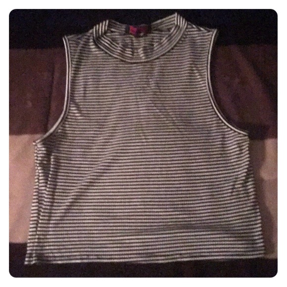 A crop top with no sleeves - Picture 1 of 1